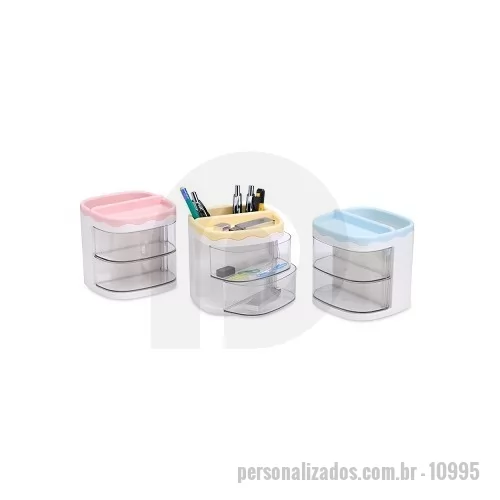 Organizador personalizado - Feito em plástico e acrílico, o organizador combina funcionalidade e um toque de beleza. Conta com 2 compartimentos versáteis para lápis, pincéis de maquiagem, canetinhas coloridas ou o que mais desejar, além de um espaço raso para itens como borracha e outros acessórios. Também possui 2 gavetas para objetos diversos, como cola, clipes, mini grampeadores e muito mais. Com este organizador de mesa, é possível usar a criatividade para organizar e decorar