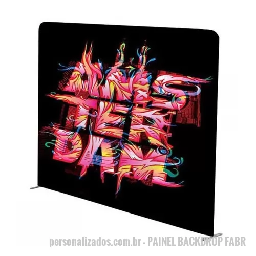 Painel personalizado - Precisando de um Painel Backdrop grande? Temos a solução. O painel desmontável Fabric R permite montagens de 3 metros, 4 metros ou até 6 metros de largura x 2,3 m de altura, com um painel sem emendas.  Atualmente a impressão em tecido é preferida por permitir grandes painéis sem emendas, com qualidade da imagem excelente. Tudo isso aliado a maior facilidade de montagem e menor peso total para transporte.  Com apenas uma bolsa de nylon que cabe no porta-malas de um carro, pode montar um stand de até 18 metros quadrados em cerca de 20 minutos, dispensando os custos de uma equipe de montagem.  As artes dos novos tecido podem ser trocadas sempre que precisar atualizar o seu backdrop.   