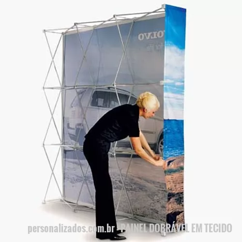 Painel personalizado - T300 - largura 299cm x altura 225cm - O painel pantográfico é um clássico certo? Porque comprar um novo modelo com a impressão da arte em tecido?  As tecnologias de impressão em tecido atingiram um ponto onde a qualidade da imagem não deve nada as melhores impressões fotográficas. Se por uma lado a qualidade é muito boa, o tecido permite fazer painéis sem emendas, com maior facilidade de montagem e menor peso total para transporte.  No video abaixo você percebe outro ponto muito alto desse modelo. A facilidade e rapidez de montagem. Como em apenas uma maleta que cabe no porta-malas de um carro comum, pode se montar um stand de até 9 metros quadrados em menos de 5 minutos, dispensando os custos de uma equipe de montadores.  As artes dos novos tecido podem ser trocadas sempre que precisar atualizar o seu painel pantográfico