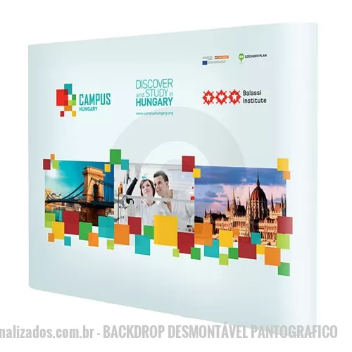 Painel personalizado - Painel Pantográfico. Ideal para eventos e feiras em ambiente interno. O que está incluso no preço? O painel completo incluindo a estrutura, o case com rodízios, e a arte impressa personalizada. A personalização está inclusa ? Sim, a personalização com sua arte ou logo já vai inclusa. Mas você deve nos mandar o arquivo pronto. Quanto tempo demora a Produção?  Prazo de 5 dias úteis. Quanto tempo de Entrega? O prazo de frete via transportadora varia para cada cidade. Qual a medida da arte? modelo R 200: arte tem 270 cm largura x 230 cm altura. modelo R 300: arte tem 345 cm largura x 230 cm altura. modelo R 400: arte tem 420 cm largura x 230 cm altura. modelo R 500: arte tem 495 cm largura x 230 cm altura. solicite via e-mail a guia de criação da arte. Qual a medida da estrutura? O painel montado ocupa um espaço de chão diferente para cada modelo. Clique na caixa de seleção Medidas , logo abaixo do valor. Quanto pesa? O peso varia a cada modelo. Veja os pesos na caixa de seleção Medidas, l