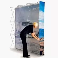 T150 - largura 150cm x altura 225cm - O painel pantográfico é um clássico certo? Porque comprar um novo modelo com a impressão da arte em tecido?  As tecnologias de impressão em tecido atingiram um ponto onde a qualidade da imagem não deve nada as melhores impressões fotográficas. Se por uma lado a qualidade é muito boa, o tecido permite fazer painéis sem emendas, com maior facilidade de montagem e menor peso total para transporte.  No video abaixo você percebe outro ponto muito alto desse modelo. A facilidade e rapidez de montagem. Como em apenas uma maleta que cabe no porta-malas de um carro comum, pode se montar um stand de até 9 metros quadrados em menos de 5 minutos, dispensando os custos de uma equipe de montadores.  As artes dos novos tecido podem ser trocadas sempre que precisar atualizar o seu painel pantográfico