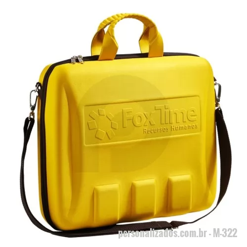 Pasta executiva personalizada - Pasta esportiva grande e espaçosa permitindo o armazenamento e organização de diversos objetos que podem ser levados do trabalho para casa, ou para reuniões, convenções e eventos corporativos.  Confeccionada em E.V.A termomoldado em helanca, garante resistência ao mesmo tempo que protege os itens armazenados em seu interior. Fechamento por zíper permite facilidade no manuseio do produto e a possibilidade de alças curtas e longas auxilia no seu transporte.  Sua marca será promovida neste brinde empresarial em uma gravação em alto relevo minimalista e efetiva. Presente que além de útil e funcional promete agradar seus parceiros e colaboradores com seu design moderno e arrojado.