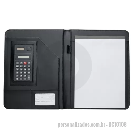 Pasta executiva personalizada - Pasta convenção de couro sintético, possui calculadora solar plástica de 8 dígitos, suporte para cartão, suporte com visor para cartão de identificação, suporte para arquivar documentos, suporte para caneta(não acompanha caneta) e bloco com 20 folhas pautadas.  Altura :  31,5 cm  Largura :  24,1 cm
