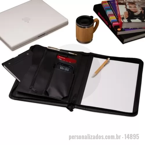 Pasta executiva personalizada - Pasta convenção de couro sintético com zíper, possui um compartimento grande para arquivar documentos, compartimento interno com zíper, uma divisória pequena para documentos, suporte para cartão, e um bolso para celular. Acompanha um bloco A4 com aproximadamente 20 folhas brancas não pautadas.