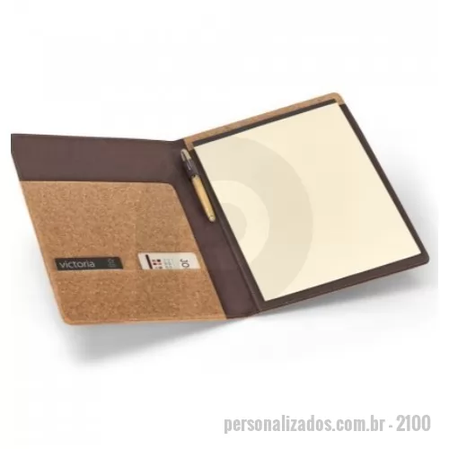 Pasta executiva personalizada - Pasta A4 em cortiça, com um bloco de 40 páginsa lisas em cor marfim, feito de papel proveniente de gestão florestal sustentável, suporte para caneta esferográfica (não inclusa) e elástico. Fornecida em embalagem de non-woven. A cor e o resultado da impressão nos materiais naturais pode variar entre produtos. 239 x 307 x 17 mm | Bolsa: 285 x 350 mm