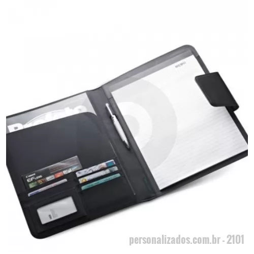 Pasta executiva personalizada - Pasta A4 em linho sintético e c. sintético com fecho magnético. O interior contém um bloco de 40 páginas pautadas, suporte para caneta esferográfica (não inclusa), bolso para smartphone e suportes para cabos ou outros acessórios (não inclusos). Placa metálica com acabamento emborrachado. 233 x 310 x 18 mm | Placa: 50 x 30 mm