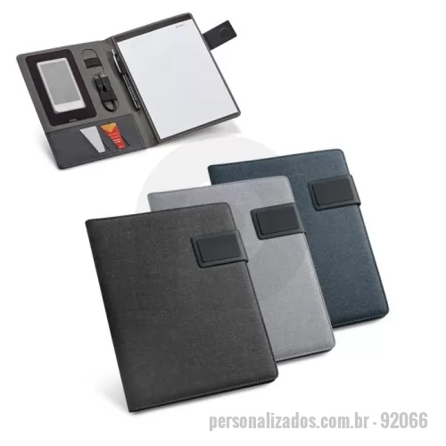 Pasta executiva personalizada - Pasta A5 em linho sintético e c. sintético com fecho magnético. O interior contém um bloco de 40 páginas pautadas, suporte para caneta esferográfica (não inclusa) e outros compartimentos para acessórios (não inclusos). 183 x 252 x 18 mm | Placa: 50 x 30 mm