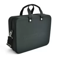Case em E.V.A termomoldado revestido em tecido esportivo; fechamento por zíper duplo e possibilidade de alças longas ou curtas para facilitar seu transporte.   Se você precisa de um case tamanho grande para levar grandes volumes ou acomodar peças exclusivas de sua empresa, esse é o case ideal.  Gravação da logo aparecerá em alto relevo. Possuímos ainda uma variada gama de cores à sua disposição para combinar com o logo da sua marca ou com a temática de determinada campanha promocional.