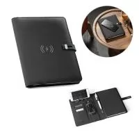 Pasta A5 em 300D poliéster reciclado (100% rPET) com carregador wireless embutido. A bateria tem capacidade para 5.000 mAh, potência de 10W, entrada/saída 5V/2.1A e cabo USB tipo C para carregar a bateria. A pasta contém no seu interior um bolso para smartphone até 6.5