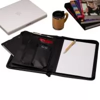 Pasta convenção de couro sintético com zíper, possui um compartimento grande para arquivar documentos, compartimento interno com zíper, uma divisória pequena para documentos, suporte para cartão, e um bolso para celular. Acompanha um bloco A4 com aproximadamente 20 folhas brancas não pautadas.