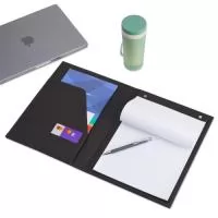 Pasta convenção de couro sintético, possui porta caneta, compartimento para arquivar documentos, dois bolsos para cartões e um bloco com aproximadamente 25 folhas brancas não pautadas.