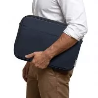 Porta notebook confeccionado em material polyester-cotton com tecido tipo canvas, bolso frontal com interior acolchoado, compartimento interno compatível com notebooks de até 15,6".