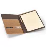 Pasta A4 em cortiça, com um bloco de 40 páginsa lisas em cor marfim, feito de papel proveniente de gestão florestal sustentável, suporte para caneta esferográfica (não inclusa) e elástico. Fornecida em embalagem de non-woven. A cor e o resultado da impressão nos materiais naturais pode variar entre produtos. 239 x 307 x 17 mm | Bolsa: 285 x 350 mm