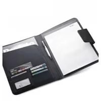 Pasta A4 em linho sintético e c. sintético com fecho magnético. O interior contém um bloco de 40 páginas pautadas, suporte para caneta esferográfica (não inclusa), bolso para smartphone e suportes para cabos ou outros acessórios (não inclusos). Placa metálica com acabamento emborrachado. 233 x 310 x 18 mm | Placa: 50 x 30 mm