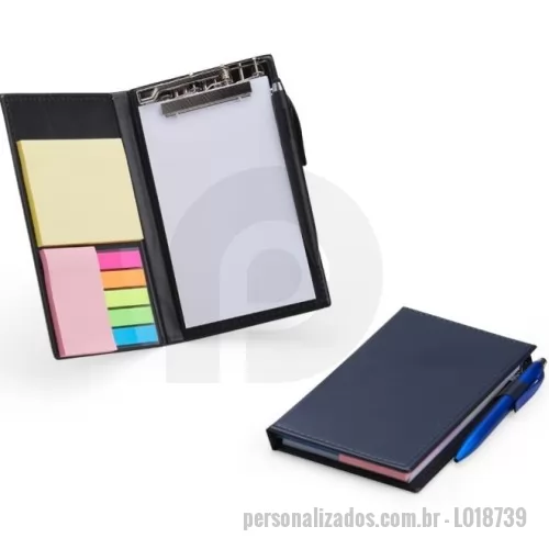 Pasta fichário personalizada - Kit para anotações em couro sintético com autoadesivos e caneta plástica. Contém 3 blocos com aproximadamente 50 folhas, conjunto de 5 marcadores plásticos autoadesivos com aproximadamente 25 folhas e caneta plástica touchscreen com carga esferográfica azul 1.0mm e acionamento por rotação.  Altura :  19,2 cm  Largura :  12 cm  Espessura :  1,8 cm