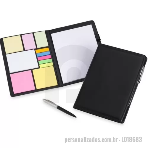 Pasta fichário personalizada - Kit para anotações em couro sintético com autoadesivos e caneta plástica. Contém seis blocos com aproximadamente 50 folhas, conjunto de cinco marcadores plásticos autoadesivos com aproximadamente 26 folhas, bloco A5 com aproximadamente 50 folhas e caneta esferográfica com carga azul e acionamento por clique.  Altura :  22,8 cm  Largura :  16,6 cm  Espessura :  1,7 cm