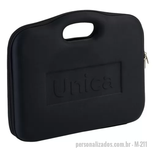 Pasta para congresso ou convenção personalizada - Pasta termomoldada em E.V.A com acabamento em helanca, fechamento por zíper duplo, alça de mão embutida na peça e alças de ombro longas removíveis que auxiliam em seu transporte. Perfeita para ser levada em convenções, reuniões ou até mesmo no trabalho diário armazenando o notebook, livros ou documentos.  Sua marca será divulgada neste item termomoldado de maneira moderna, sutil e eficaz. Nosso comprometimento é o de evidenciar sua marca e campanha promocional ao mesmo tempo que entrega um presente cheio de funcionalidades que agradará seus colaboradores ou parceiros.
