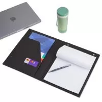 Pasta convenção de couro sintético, possui porta caneta, compartimento para arquivar documentos, dois bolsos para cartões e um bloco com aproximadamente 25 folhas brancas não pautadas.  Largura: 24,2 cm Comprimento: 31,6 cm Espessura: 1,5 cm
