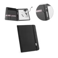 Pasta A4 em poliéster 100% reciclado 300D, com elástico para fecho. O interior contém vários bolsos, suporte para esferográfica (não inclusa) e um caderno com 40 páginas pautadas, em papel proveniente de gestão florestal sustentável. Fornecida em bolsa non-woven.  Dimensões do produto: 230 x 330 x 50 mm