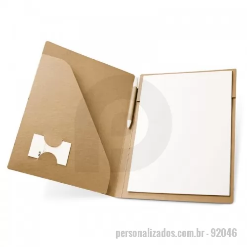 Pasta personalizada - Pasta A4 em cartão (450 g/m²) com um bloco de 20 folhas lisas de papel reciclado e suporte para cartão de visita. Incluso esferográfica. 230 x 320 x 15 mm