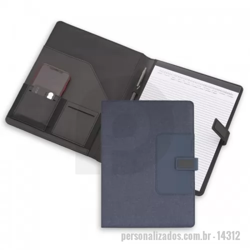 Pasta personalizada - Pasta convenção com bloco para anotações. Pasta confeccionada em material sintético, possui fecho imantado com plaquinha emborrachada, “bolso” interno para arquivar documentos, suporte para cartões, celulares e caneta, além de um bloco com folhas brancas pautadas de aproximadamente 22 folhas.