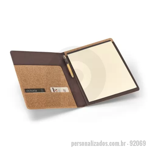 Pasta personalizada - Pasta A4 em cortiça, com um bloco de 20 folhas lisas em cor marfim, suporte para esferográfica (não inclusa) e elástico. Fornecida em embalagem de non-woven. 239 x 307 x 17 mm | Bolsa: 285 x 350 mm