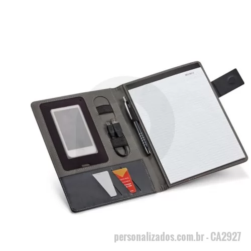 Pasta personalizada -  Pasta A5. Linho sintético e c. sintético. Fecho magnético. Bloco: 20 folhas pautadas. Chapa metálica com acabamento emborrachado. Acessórios não inclusos.