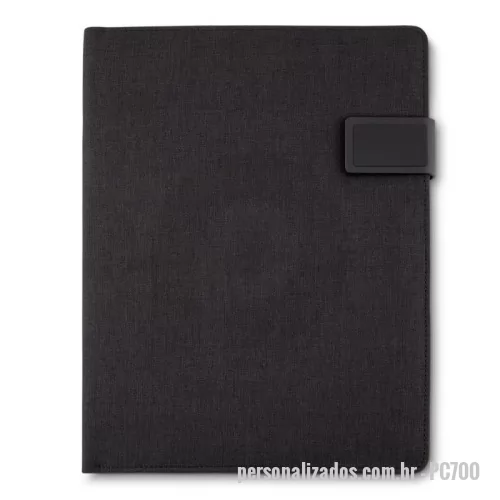 Pasta personalizada - Pasta executiva com bloco de anotações, suporte para celular, caneta, porta cartões, capa com material sintético, 20 folhas (27x21cm) com Fechadura Magnética.  *Imagem meramente ilustrativa. Os acessórios, como canetas, eletrônicos e outros itens exibidos na foto, não acompanham o produto.