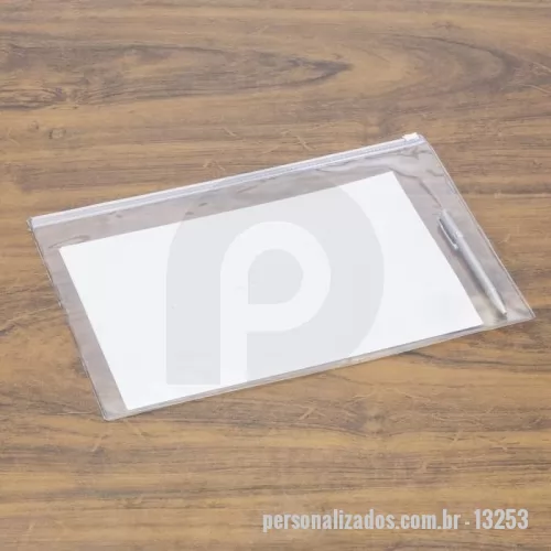 Pasta zip zap personalizada - Pasta PVC Cristal Transparente com Fechamento Zip Zap Personalizada | Fabricação Própria Pasta PVC Transparente Personalizada – Organização, Proteção e Visibilidade para seus Documentos  A Pasta PVC Cristal Transparente com Fechamento Zip Zap é uma solução prática, resistente e elegante para armazenar, organizar e transportar documentos, apostilas, contratos, materiais promocionais e itens corporativos. Fabricada em PVC cristal transparente de alta qualidade, permite visualizar facilmente o conteúdo interno sem a necessidade de abrir a pasta, proporcionando mais agilidade e organização no dia a dia.  Seu fechamento tipo Zip Zap garante segurança e praticidade, evitando que documentos ou materiais se soltem durante o transporte. Muito utilizada em eventos, feiras, congressos, treinamentos, escolas, universidades, clínicas, escritórios e empresas de diversos segmentos.  Na EV Brindes / MS Promocional, fabricamos pastas personalizadas sob medida para fortalecer sua marca em ações promocio