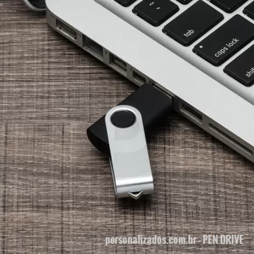 Pen Drive personalizado - Pen Drive Giratório Metálico 4GB/8GB/16GB/32GB  Descrição: Pen drive de metal giratório 4GB/8GB/16GB/32GB, parte interna preta em plástico resistente. Possui uma “argola” na parte em metal que poderá ser utilizado para colocar algum cordão.  Medidas aproximadas para gravação (CxL):  2,8 cm x 1,6 cm  Tamanho total aproximado  (CxL):  5,8 cm x 2 cm  Peso aproximado (g):  14