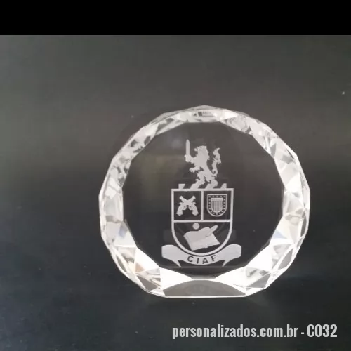 Peso para papel personalizado - Peso para papel de cristal com gravação a laser interna. Medidas: 6cm x 6cm x 3cm