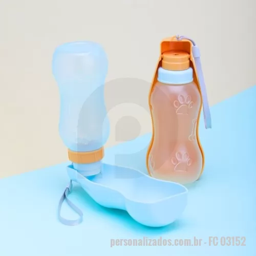 Pet shop personalizado - Garrafa bebedouro para pet feita em plástico com capacidade de 400ml. Tampa rosqueável antivazamento com sistema retrátil, basta puxar a garrafa para a vazão da água através da tigela. Acompanha cordão de nylon.
