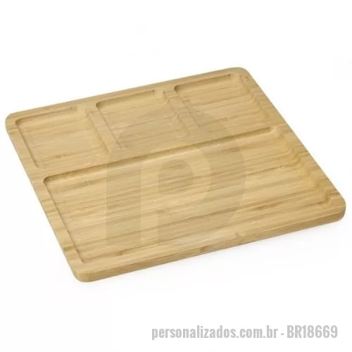 Petisqueira personalizada - Petisqueira de bambu quadrada com 4 divisórias Largura :  28,2 cm  Espessura :  1,6 cm  Comprimento :  28,2 cm  Medidas aproximadas para gravação (CxL):  13 cm X 23 cm  Peso aproximado (g):  533