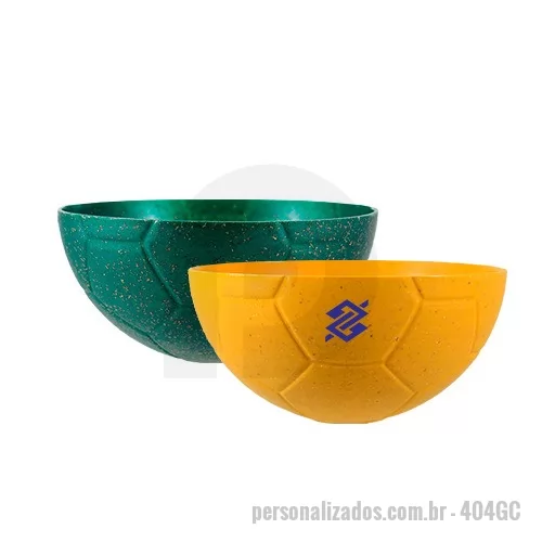 Petisqueira personalizada - Capacidade 240ml. Petisqueira em formato de bola de futebol, feito com 50% de fibra de madeira e 50% de Plástico Premium (PP) atóxico, resistente à micro-ondas e lava-louças. Agora disponível em 6 cores especiais que utilizam pigmentos orgânicos na fabricação. Produto sustentável, feito através do reaproveitamento de resíduo de madeira de reflorestamento. 