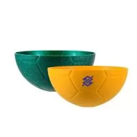 Capacidade 240ml. Petisqueira em formato de bola de futebol, feito com 50% de fibra de madeira e 50% de Plástico Premium (PP) atóxico, resistente à micro-ondas e lava-louças. Agora disponível em 6 cores especiais que utilizam pigmentos orgânicos na fabricação. Produto sustentável, feito através do reaproveitamento de resíduo de madeira de reflorestamento. 