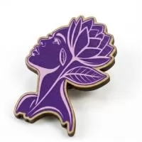 Pins Ecológicos em Bambu, Madeira ou MDF. Personalizações a Laser, pintados a mão ou Uv Digital. Tamanhos e formatos personalizados, recortados e exclusivos. Verso com Pino e Fecho de Metal (Borboleta).