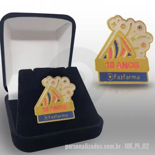 Pin personalizado - Pin em metal latão, folheado a ouro, gravação em alto e baixo relevo com esmalte e com fecho fast gripper. Pin desenvolvido para premiação aos colaboradores.  *Embalagem não inclusa