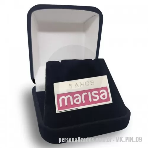 Pin personalizado - Pin Marisa reconhecimento 5 anos de serviço  Pin metal latão folheado a níquel polido, logo alto e baixo relevo com esmalte, fecho fast gripper. Pin desenvolvido para premiação de reconhecimento por tempo de serviço dos colaboradores  **Embalagem não inclusa