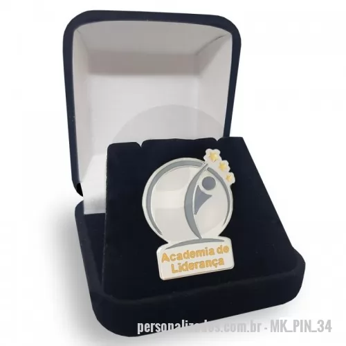 Pin personalizado - Pin Sequoia - Academia de Liderança  Pin em metal fundido com recorte especial,logo baixo relevo modelado. Folheado a níquel,com esmalte duas cores, pino e fecho greep fastener.  *Embalagem não inclusa