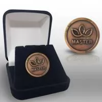 Pin Aloha Master  Pin em metal latão, sistema de estampo, alto e baixo relevo, banho bronze envelhecido, Fecho pino e borboleta. ** Embalagem não inclusa