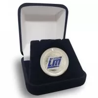Pin Grupo LM  Pin em liga 88, banho de níquel, resina 1 cor, alto e baixo relevo com textura, com 1 pedra de strass  **Embalagem não Inclusa