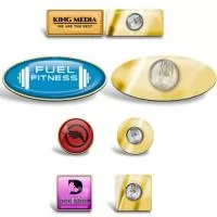Pin metálico com banho de ouro (dourado). Impressão digital em etiqueta resinada. Fixação por pino e borboleta de silicone