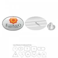 Pin metálico com banho niquelado (prateado). Impressão digital em etiqueta resinada. Fixação por pino e borboleta de silicone
