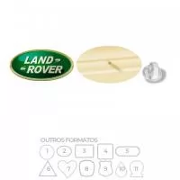 Pin metálico com banho de ouro (dourado).  Impressão digital em etiqueta resinada.  Fixação por pino e borboleta de silicone