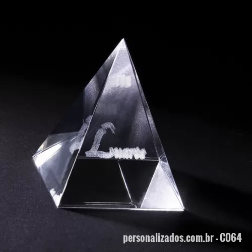 Pirâmide personalizado - Piramide de cristal com gravação feita na parte externa.