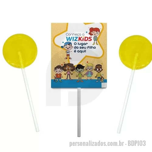 Pirulito personalizado - Pirulito com haste exposta em formato moeda. Sabores: Abacaxi, Cereja, Framboesa, Limão, Melancia, Morango, Tangerina e Uva  Embalagem: Branco Pérola, Chapada, Laminada, todas com verso transparente. Fechamento da Embalagem: Flow Pack Tamanho da Embalagem com a Impressão: 58 x 50 mm Tamanho Total Incluindo a Haste: 100 x 50 mm Tamanho Máximo da Impressão: 58 x 50 mm (centralizado) Cores de Impressão: Sem limites de cores Validade: 02 anos Ingredientes: Açúcar, Xarope de Glucose, Acidulante Ácido Cítrico, Aromatizantes e Corantes Alimentícios. Não contém Glúten.  Alérgicos: Não contém leite e derivados Quantidade Mínima: A partir de 2.000 pirulitos por sabor Obs.: Escolha os sabores no fechamento do pedido.