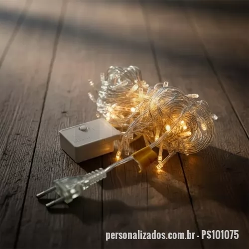 Pisca pisca personalizada - Pisca-pisca com iluminação em LED e voltagem de 127V. Conta com 100 lâmpadas distribuídas ao longo aproximadamente 10 metros de cabo, além de botão de acionamento de oito modos de efeitos de luz.