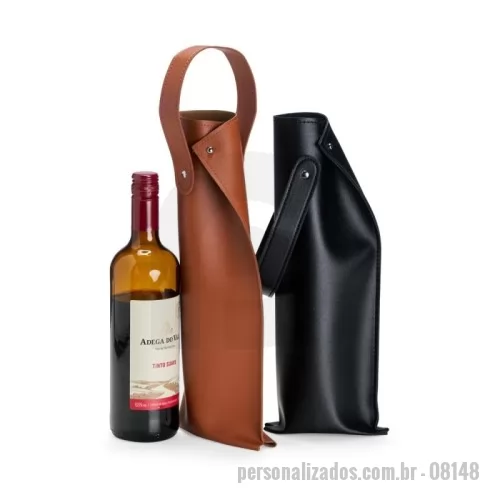 Porta bebida personalizada - Descrição: Apresentação sofisticada e prática! O porta vinho feito em poliuretano comporta uma garrafa e é ideal para um manuseio seguro e eficiente. Conta com alça para transporte e encaixe superior, proporcionando um fechamento firme e mantendo a garrafa estável dentro do estojo.  Altura :  37,8 cm  Largura :  14,9 cm  Medidas aproximadas para gravação (CxL):  29 cm x 13 cm  Tamanho total aproximado  (CxL):  Comprimento alça ponta a ponta: 37,2 cm  Peso aproximado (g):  63