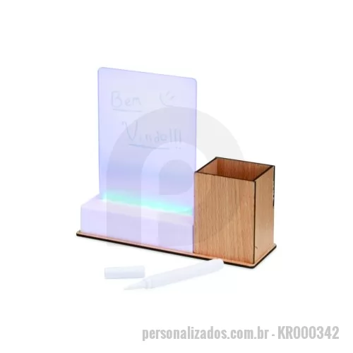porta caneta personalizada - Moderno e funcional, este quadro de mensagens em LED é ideal para anotações e comunicações dinâmicas. Possui estrutura plástica com base em MDF e porta-caneta integrado, fazendo com que seja estável e prático para o dia a dia. Funciona via conexão USB (fonte não inclusa) ou com 3 pilhas AAA, tornando seu uso versátil. Acompanha caneta plástica com carga de giz líquido, permitindo escritas nítidas e fáceis de apagar com pano ou papel.  Altura :  17,3 cm  Largura :  19,9 cm  Profundidade :  6,4 cm