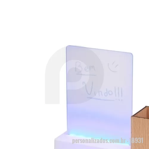 porta caneta personalizada - Moderno e funcional, este quadro de mensagens em LED é ideal para anotações e comunicações dinâmicas. Possui estrutura plástica com base em MDF e porta-caneta integrado, fazendo com que seja estável e prático para o dia a dia. Funciona via conexão USB (fonte não inclusa) ou com 3 pilhas AAA, tornando seu uso versátil. Acompanha caneta plástica com carga de giz líquido, permitindo escritas nítidas e fáceis de apagar com pano ou papel.